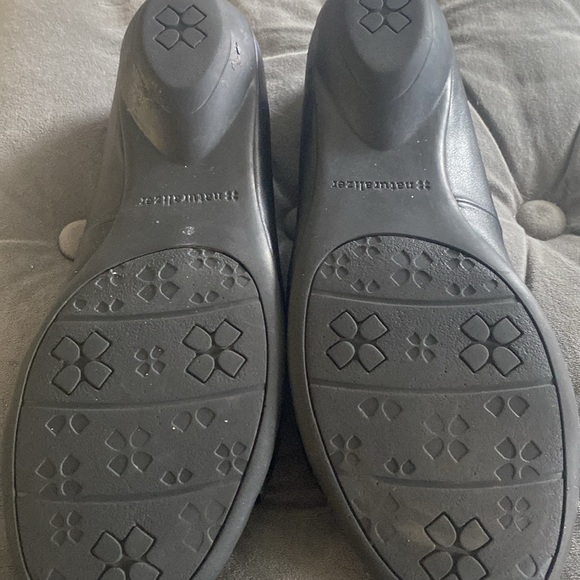 Naturalizer patent leather black flats with silver buckle - Picture 2 of 11